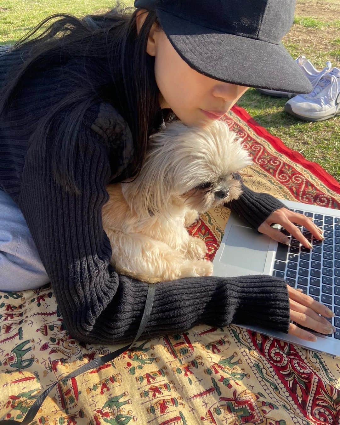 佐藤里緒菜さんのインスタグラム写真 - (佐藤里緒菜Instagram)「_ 青空の下で作業 すごい捗るからおすすめ🌞 日光浴してるシカク癒しすぎる… あー平和。」3月21日 19時55分 - riona__