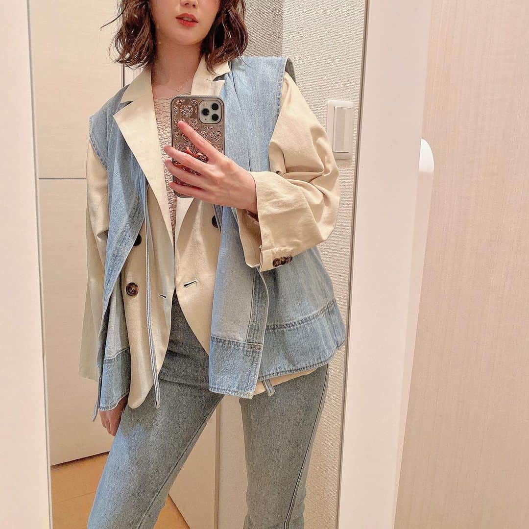 野田真実のインスタグラム：「． ． ． denim on denim ． 薄いブルーのデニムで 春っぽい感じ～ 最近デニムが好きになってきた🤍 ． ．  #デニムオンデニム #denimondenim  #denim #デニム #デニムコーデ #denimcode #ジャケット #イエロージャケット #デニムベスト」