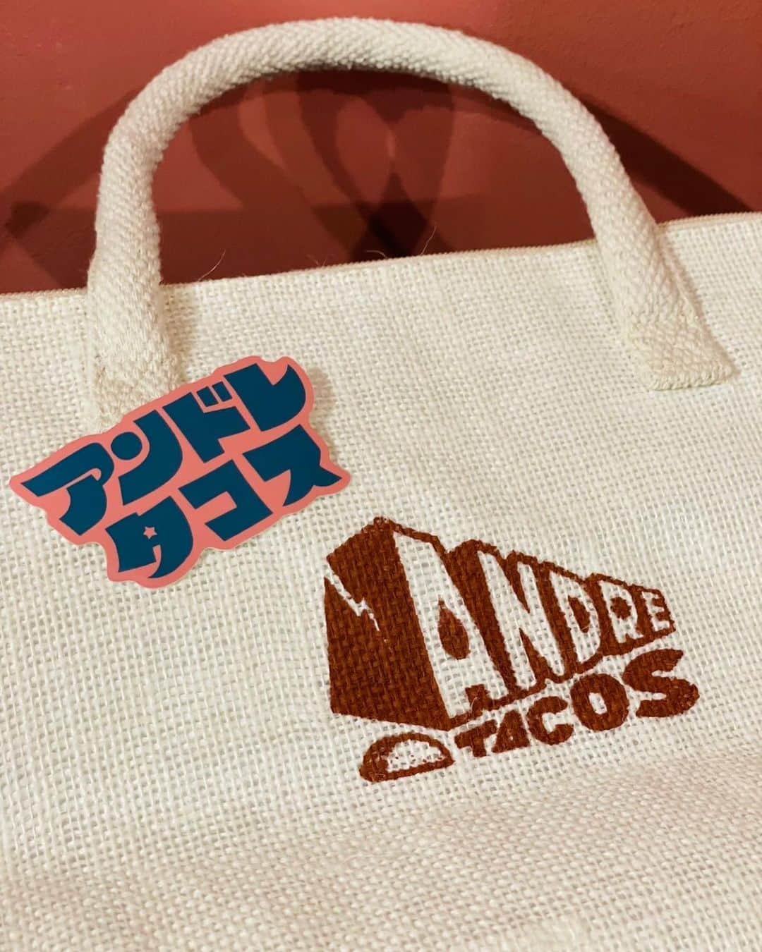 坪井慶介さんのインスタグラム写真 - (坪井慶介Instagram)「@andre_tacos  茅ヶ崎にタコス🌮屋さんがオープンします‼️ 明日、3/21から☝️  先日レセプションに行って、美味ーーいタコス食べました‼️ 店内はオシャレでカワイイ😁 でも、おじさん1人でもフラッと入れる雰囲気もあるよー🌚👍  テキーラもあるよーー🌵🇲🇽 コーラもあるよーー🥤 茅ヶ崎にお住まいの方は行ってみるべし！！ 茅ヶ崎に遊びにきた方も寄ってみるべし！！ 茅ヶ崎に用事できた方もふわっと入ってみるべし！！  #andretacos  #アンドレタコス  #沖縄タコス  #タコス  #タコスボイ  #茅ヶ崎  #アドバイザー  @akn_spicysol  #タコスアクン  #テキーラ  #乾杯  #カンパイケイスケ  #息子は  #コーラ で #ご満悦  #ムスコーラツボイ」3月20日 20時55分 - keisuke_tsuboi0916