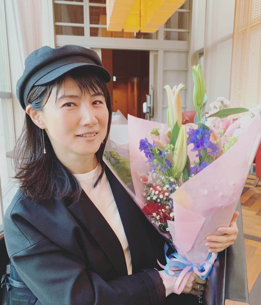 中江有里のインスタグラム：「2015年から務めたTBSテレビ番組審議会委員、本日の委員会で退任。 無事任期を終えられてホッとした。  8年間にはいろんなことがあった。 コロナ禍で対面できず書面開催、リモート開催も。 入れ替わる番組、ずっと続いている番組、審議する上でジャンル問わずに観てきたことは、今後の自分のためになると思う。  同じ委員の江澤佐知子さんから「8年間、お疲れ様」と、サプライズでお花をいただいた！ 嬉しい😊  #中江有里」