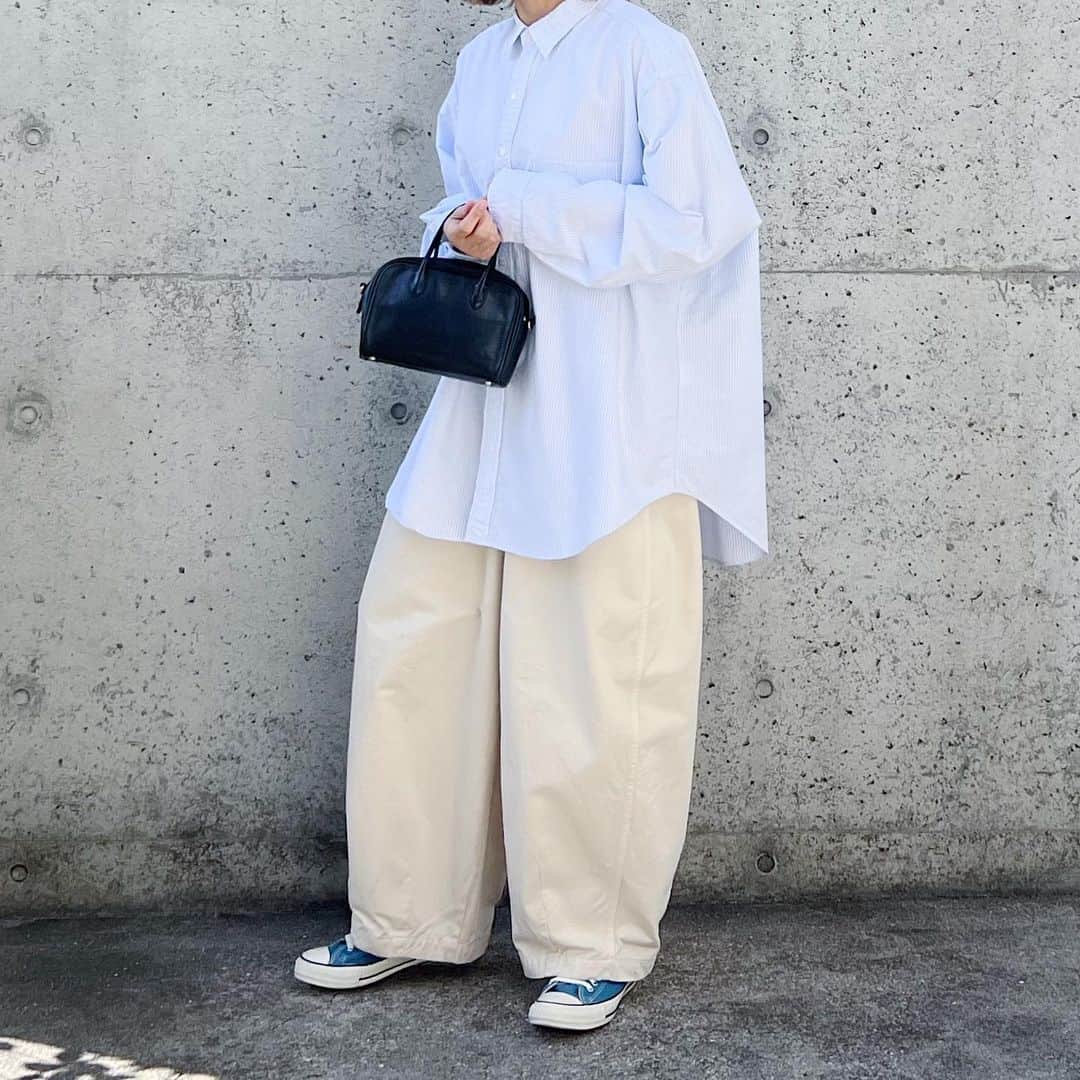 ryokoのインスタグラム：「▪︎  シャツの季節👔  .  shirt #tsuzuli bottoms #bottoms shoes #converse  bag #artsandscience」