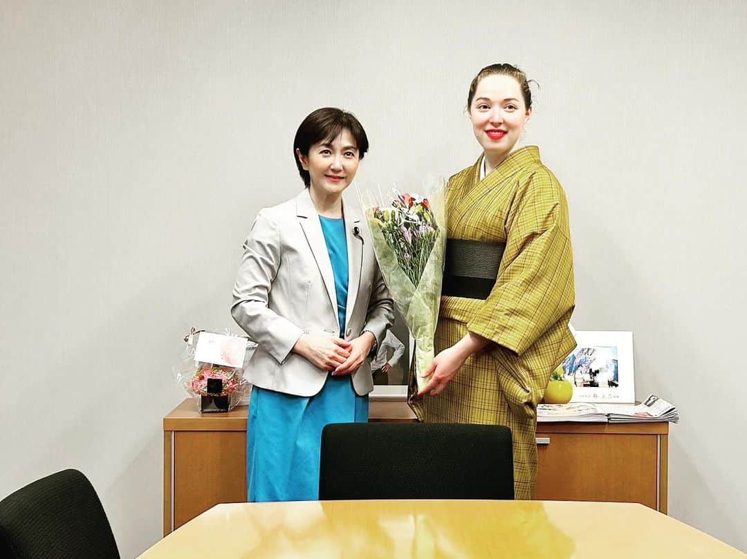 生稲晃子のインスタグラム：「ミス八丈島のジュカウスカイテー・アスタさんが、山下八丈島町長と町議会議員の皆様と、フリージアを持って来訪くださいました🌼 アスタさん、黄八丈の着物を美しく着こなしていらっしゃいました👘 ご自分で着付けたそうです。素晴らしい‼️  #ミス八丈島 #フリージア #生稲晃子」