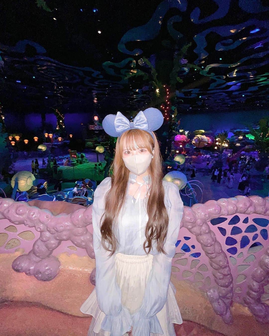 永野恵のインスタグラム：「🐚 . . . . . マーメイドになれるかな𓈒𓂂𓏸🧜🏻‍♀️ . . . . . #ディズニー #ディズニーシー #マーメイドラグーン #デニムカチューシャ #ディズニーカチューシャ #ディズニーコーデ #ブルーコーデ #disneysea #tokyodisneysea」