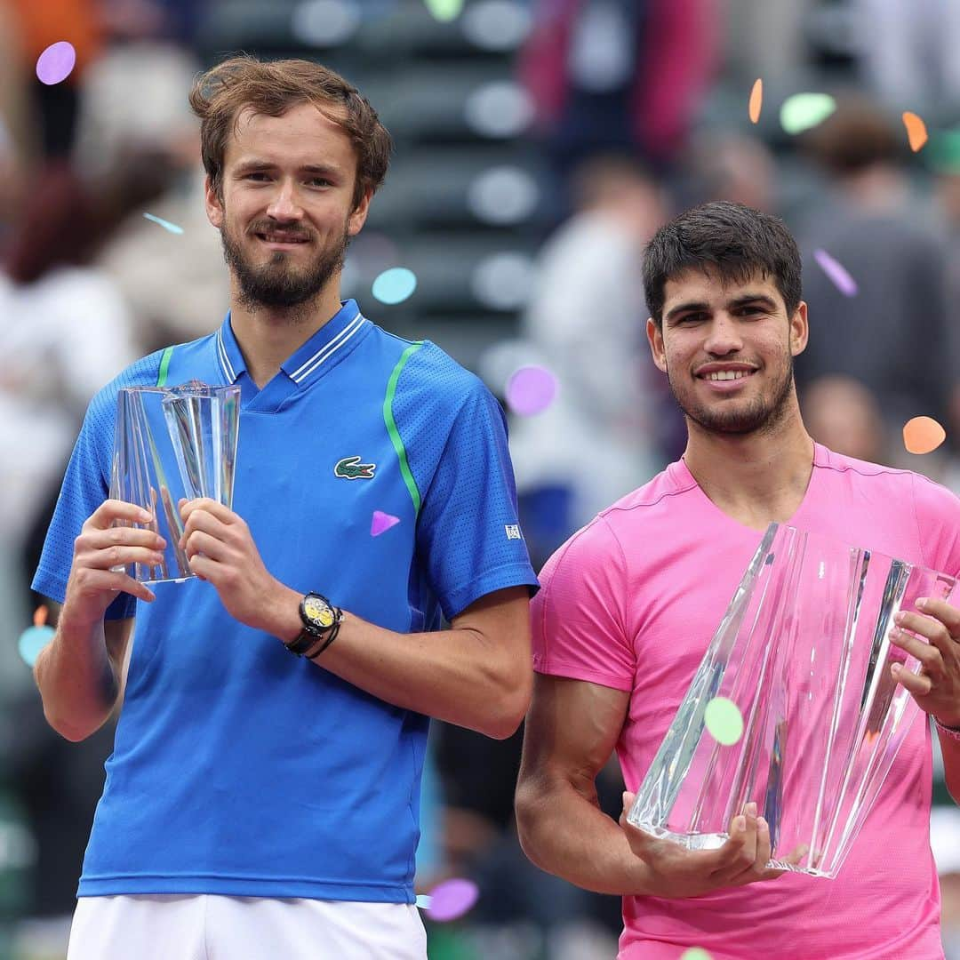 ダニール・メドベージェフのインスタグラム：「Thank you Indian Wells @bnpparibasopen for making this week amazing, I’m so happy to be back at a good level, as you know hard work always pays off. This time @carlitosalcarazz was better, but I really hope to play another final against you. And as I told “thank you the court” 🤣🤣🤣 // спасибо турниру @bnpparibasopen  в Индиан Веллс за эту потрясающую неделю, я доволен, что у меня постепенно получается вернуться в ритм, когда я показывал свои лучшие результаты. Усиленные тренировки и работа делают своё дело. В этом раз @carlitosalcarazz был лучше, но я надеюсь ещё  сыграть в финале против тебя, чтобы попытаться победить. И, как я уже сказал: «спасибо стадиону, за такой интересный турнир» 🤣🤣🤣」