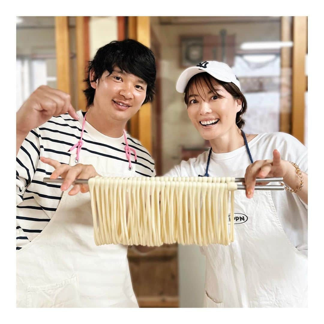 羽舞咲さんのインスタグラム写真 - (羽舞咲Instagram)「🎗Goto udon ⁡ 「五島といえば五島うどん」 ⁡ 2021年3月（ちょうど2年前） 五島に住むことが決まると 東京の友人たちの多くがそう言うくらい有名だけど ⁡ 正直… 健康的にもうどんよりそばを選んでいたり 食べたいっておもうことがなかった五島うどん ⁡ で　す　が ⁡ 本場の上五島で 五島うどん作り体験をしてみて 自分たちで手延べした五島うどんを食べたら 驚くほどコシがあってつるんとしていて めちゃくちゃ美味しい‼︎ ⁡ 五島産の椿油が練り込んであるので 延ばしていると手がツヤツヤに✨ ⁡ 茹でた後のびにくいのも特徴で パスタのように使っても美味しいんです♪ ⁡ 全工程ではないけれど 自分で延ばした五島うどんは格別🥢 ⁡ ぜひ「地獄炊き」で食べてみてほしいな (´ . .̫ . `) ⁡ ⁡ 📍 饂飩伝承館 ⁡ ⁡ #五島うどん #自分らしく生きる #旅好き #自然暮らし #自由な暮らし #地方移住 #自然好き #ウェルネスライフ #手延べうどん #しあわせ時間 #自然好き #サステナブルライフ #週末旅 #パートナーシップ #旅行好き #旅好き #上五島 #饂飩伝承館 #羽舞咲 ⁡」3月20日 21時04分 - herbemi