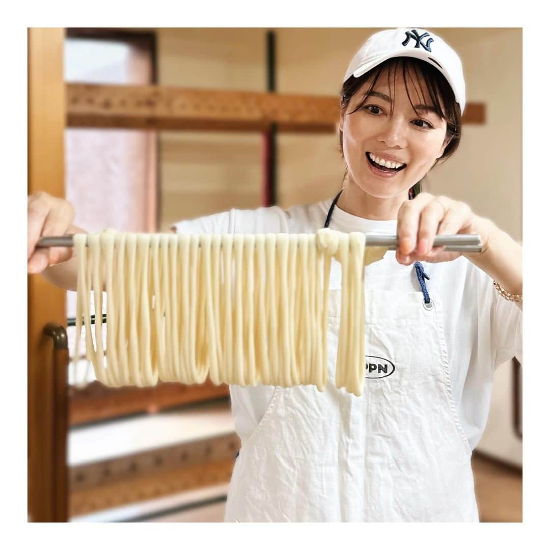 羽舞咲さんのインスタグラム写真 - (羽舞咲Instagram)「🎗Goto udon ⁡ 「五島といえば五島うどん」 ⁡ 2021年3月（ちょうど2年前） 五島に住むことが決まると 東京の友人たちの多くがそう言うくらい有名だけど ⁡ 正直… 健康的にもうどんよりそばを選んでいたり 食べたいっておもうことがなかった五島うどん ⁡ で　す　が ⁡ 本場の上五島で 五島うどん作り体験をしてみて 自分たちで手延べした五島うどんを食べたら 驚くほどコシがあってつるんとしていて めちゃくちゃ美味しい‼︎ ⁡ 五島産の椿油が練り込んであるので 延ばしていると手がツヤツヤに✨ ⁡ 茹でた後のびにくいのも特徴で パスタのように使っても美味しいんです♪ ⁡ 全工程ではないけれど 自分で延ばした五島うどんは格別🥢 ⁡ ぜひ「地獄炊き」で食べてみてほしいな (´ . .̫ . `) ⁡ ⁡ 📍 饂飩伝承館 ⁡ ⁡ #五島うどん #自分らしく生きる #旅好き #自然暮らし #自由な暮らし #地方移住 #自然好き #ウェルネスライフ #手延べうどん #しあわせ時間 #自然好き #サステナブルライフ #週末旅 #パートナーシップ #旅行好き #旅好き #上五島 #饂飩伝承館 #羽舞咲 ⁡」3月20日 21時04分 - herbemi