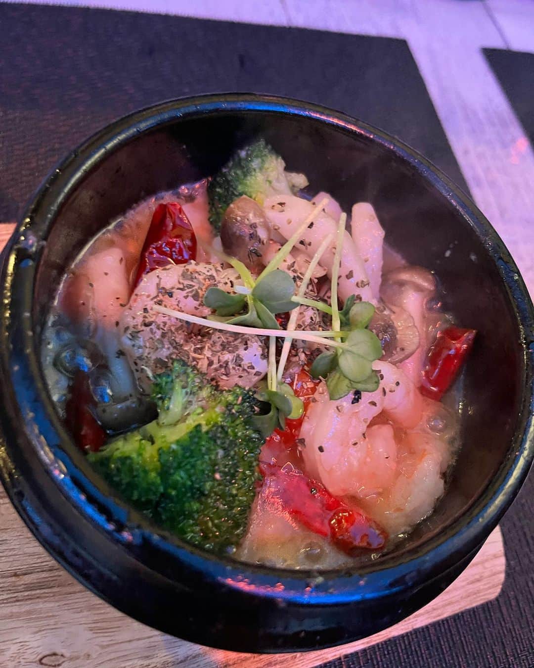 gram住道オペラパーク店さんのインスタグラム写真 - (gram住道オペラパーク店Instagram)「道頓堀からすぐ近くにある韓国料理とイタリアンが両方食べれるOSAKA VILLAGEさん。 店内はティファニーブルーでとても可愛かった。料理は今回はアヒージョとエビクリームアヒージョ、トマトパスタ、最後にサムギョプサルも食べました！ 韓国人のシェフが手掛けるこだわりの料理でどれもマジで美味かった！ やまろぐ3.8  #OSAKAVILLAGE#韓国料理#イタリアン#やまろぐ#道頓堀グルメ」3月20日 21時04分 - yamarogu_official