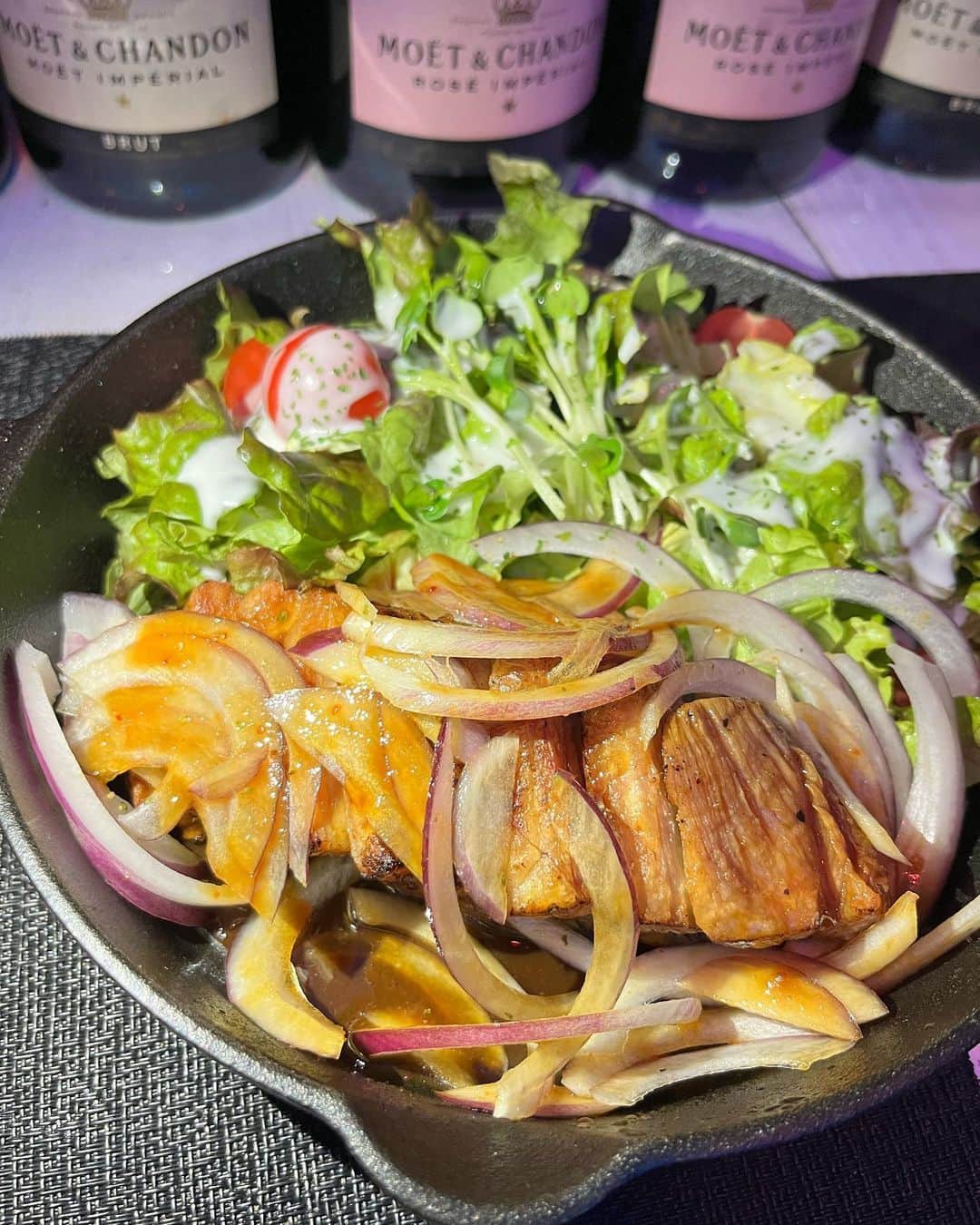 gram住道オペラパーク店さんのインスタグラム写真 - (gram住道オペラパーク店Instagram)「道頓堀からすぐ近くにある韓国料理とイタリアンが両方食べれるOSAKA VILLAGEさん。 店内はティファニーブルーでとても可愛かった。料理は今回はアヒージョとエビクリームアヒージョ、トマトパスタ、最後にサムギョプサルも食べました！ 韓国人のシェフが手掛けるこだわりの料理でどれもマジで美味かった！ やまろぐ3.8  #OSAKAVILLAGE#韓国料理#イタリアン#やまろぐ#道頓堀グルメ」3月20日 21時04分 - yamarogu_official