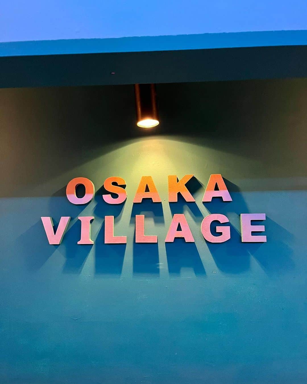 gram住道オペラパーク店のインスタグラム：「道頓堀からすぐ近くにある韓国料理とイタリアンが両方食べれるOSAKA VILLAGEさん。 店内はティファニーブルーでとても可愛かった。料理は今回はアヒージョとエビクリームアヒージョ、トマトパスタ、最後にサムギョプサルも食べました！ 韓国人のシェフが手掛けるこだわりの料理でどれもマジで美味かった！ やまろぐ3.8  #OSAKAVILLAGE#韓国料理#イタリアン#やまろぐ#道頓堀グルメ」