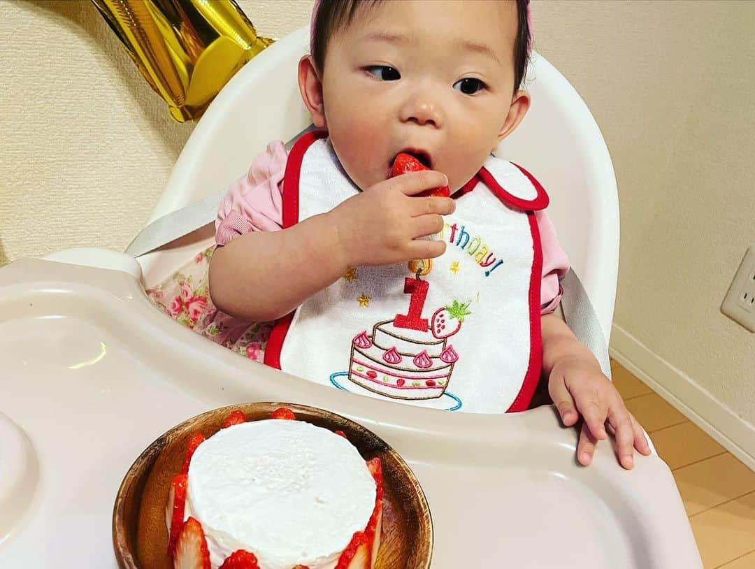 浜名ランチさんのインスタグラム写真 - (浜名ランチInstagram)「娘の米ちゃんの1歳のお誕生日会を しました💕  この一年本当に大変な事もありましたが元気にいっぱい娘が生活してくれているだけで本当に嬉しいです！  まだまだこれからですが 家族で力を合わせて暮らして行きたいです！！  そしてスマッシュケーキ作ってみました！！  ベビーダノンと食パンを使い いちご🍓は実家のお父さんとお母さんが誕生日だからと送ってくれた 美味しいいちご🍓 完食してました！！  本当に1歳おめでとう！ #スマッシュケーキ手作り  #1歳誕生日 #お家パーティー」3月20日 21時04分 - hamanaranch