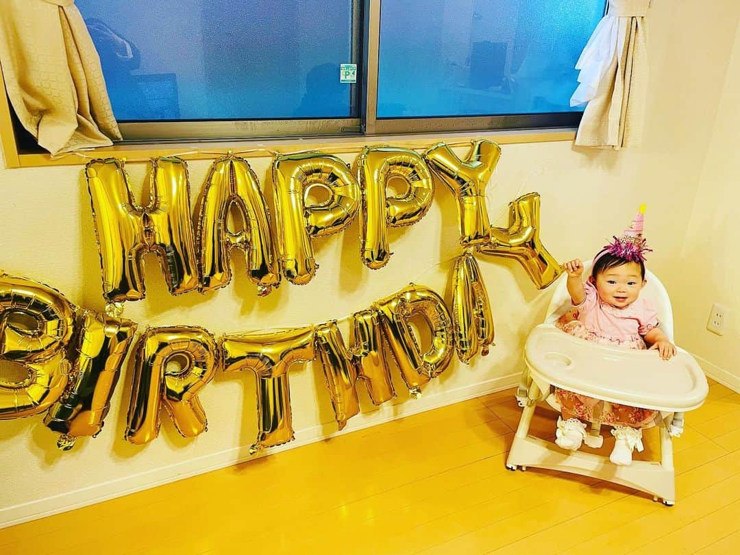 浜名ランチさんのインスタグラム写真 - (浜名ランチInstagram)「娘の米ちゃんの1歳のお誕生日会を しました💕  この一年本当に大変な事もありましたが元気にいっぱい娘が生活してくれているだけで本当に嬉しいです！  まだまだこれからですが 家族で力を合わせて暮らして行きたいです！！  そしてスマッシュケーキ作ってみました！！  ベビーダノンと食パンを使い いちご🍓は実家のお父さんとお母さんが誕生日だからと送ってくれた 美味しいいちご🍓 完食してました！！  本当に1歳おめでとう！ #スマッシュケーキ手作り  #1歳誕生日 #お家パーティー」3月20日 21時04分 - hamanaranch