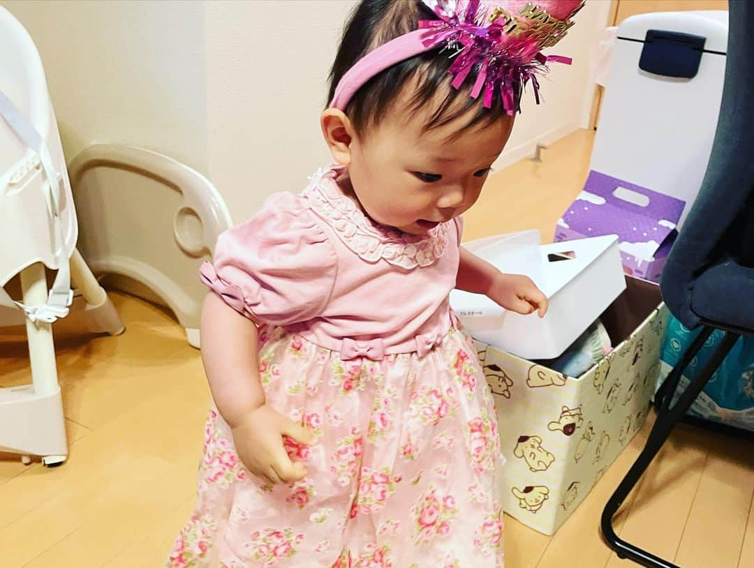 浜名ランチさんのインスタグラム写真 - (浜名ランチInstagram)「娘の米ちゃんの1歳のお誕生日会を しました💕  この一年本当に大変な事もありましたが元気にいっぱい娘が生活してくれているだけで本当に嬉しいです！  まだまだこれからですが 家族で力を合わせて暮らして行きたいです！！  そしてスマッシュケーキ作ってみました！！  ベビーダノンと食パンを使い いちご🍓は実家のお父さんとお母さんが誕生日だからと送ってくれた 美味しいいちご🍓 完食してました！！  本当に1歳おめでとう！ #スマッシュケーキ手作り  #1歳誕生日 #お家パーティー」3月20日 21時04分 - hamanaranch