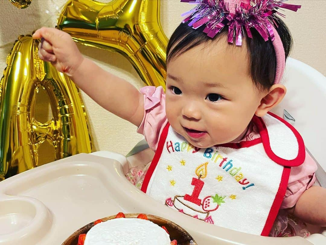 浜名ランチさんのインスタグラム写真 - (浜名ランチInstagram)「娘の米ちゃんの1歳のお誕生日会を しました💕  この一年本当に大変な事もありましたが元気にいっぱい娘が生活してくれているだけで本当に嬉しいです！  まだまだこれからですが 家族で力を合わせて暮らして行きたいです！！  そしてスマッシュケーキ作ってみました！！  ベビーダノンと食パンを使い いちご🍓は実家のお父さんとお母さんが誕生日だからと送ってくれた 美味しいいちご🍓 完食してました！！  本当に1歳おめでとう！ #スマッシュケーキ手作り  #1歳誕生日 #お家パーティー」3月20日 21時04分 - hamanaranch