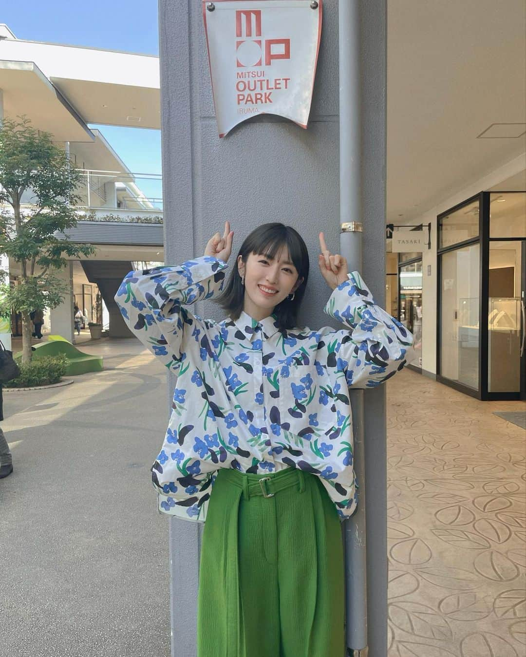 樋口柚子のインスタグラム：「🌿 撮影で三井アウトレットパーク入間へ行ってきました☺️ 美味しいものたくさん食べて、 いろんなお店見て、楽しかったな〜〜🤭 後日、お母さんとショッピングにも行ってきました🕺  ストーリーにサイトのリンク貼るので、ぜひ🌼  https://mitsui-shopping-park.com/mop/iruma/special/15th_anniversary/#irumaster  #三井アウトレットパーク入間 #入間アウトレット」