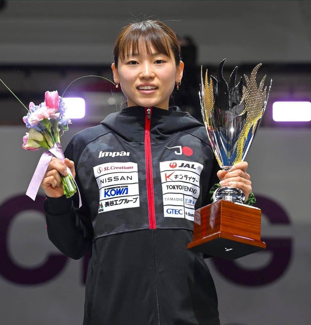 東晟良のインスタグラム：「Korea GP🇰🇷🤺 2位🥈❤️✨👏  個人では約4年ぶりのメダル、グランプリ大会では初めてのメダルを取ることができました😽 メダル取るまでベスト8とか惜しい所で負けたりして、長い時間かかったけど、ずっと目指してやってきたメダルを取れて嬉しいです😭でも、決勝はちょっと悔いの残る試合になったので悔しいです… でも、ここから学んで強くなってまた表彰台にのりたいです！！  最後まで応援してくれたチームのみんな、コーチ達、日本で応援してくれた人達に感謝しています🙏🤍ありがとうございました！  そして、4月からはオリンピックレースが始まるので本番に向けてまた頑張ります😬 これからも応援よろしくお願いします！  📸 @augusto280766/FIE/日本フェンシング協会  協会スポンサー #JAL #NISSAN #SLcreations #キンライサー #KOWA #やまや #長谷工グループ #三洋紙業  #トレンドマイクロ #鈴与グループ #propertyagent #共同カイテック #四代目菊川 #impal  個人スポンサー #ナイキ#nike #みらいオーナーズスタイル #GFA」