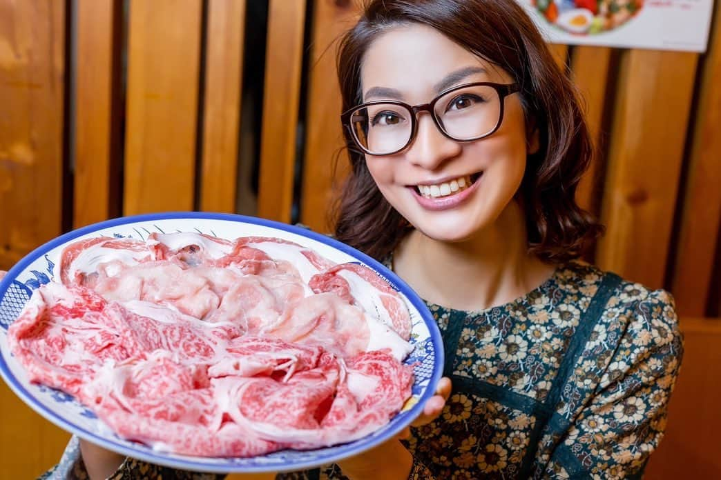 海津ゆうこさんのインスタグラム写真 - (海津ゆうこInstagram)「先日行われた今月の 花みずきの桜花会。  今月はパイオニアポークと新発田牛の会席でした。  お造りが豪華すぎて、 これがメインでもいいんじゃないかというレベル。  気になるメニューは、  牛と豚で楽しめるすき焼き  パイオニアポークの下仁田葱巻き  新発田牛のレアカツ  パイオニアポークのローストポークなど  初めていただくメニューもたくさん😋  地元食材を旬の食材で楽しめるっていいですね。  来月は  ４月19日に 山菜と桜鯛の会席ですよ✨  #パイオニアポーク#新発田牛#美味しいもの#花みずき #桜花会#地産地消#地元食材#新発田産#ブランド牛#春の食材 #お食事会 #しばたじまん#しばたびより #instalike #instalife #instadaily #instagood #instapic #フリーアナウンサー#ラジオパーソナリティー」3月20日 21時13分 - yuco310