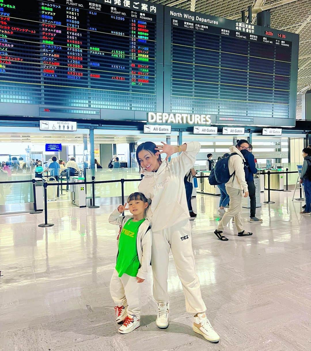 Nazukiのインスタグラム：「🇺🇸America✈️  3年半ぶりのアメリカに行きます❗️🇺🇸  いよいよNBAへ🏀  約1ヶ月くらい行ってきます👏🏻  なかなかない経験を❗️ そして、たくさんのインプットしてきたいと思います😌  レンにもいろいろ世界を見せてあげて、刺激になり成長してほしい✨✨  3枚目動画は、パイロットさんに向けての感謝の意を述べてました😭  久々の成田はコロナ禍の閑散とした感じと変わって人も多くて、戻ってきてる😃 マスク解禁になり、まだマスクしている人もたくさんいるけど、 マスクなしで空港いれて、出国審査め、飛行機もなしなんて、やっとだよ🥹🥹🥹  ストーリーズや投稿載せていきますね⭐️  今は飛行機の中から投稿してます👍✈️  bye👋  #nazuki #dance #dancer #travel #trip #airplane  #tokyo #america #nba #family #アメリカ旅行」