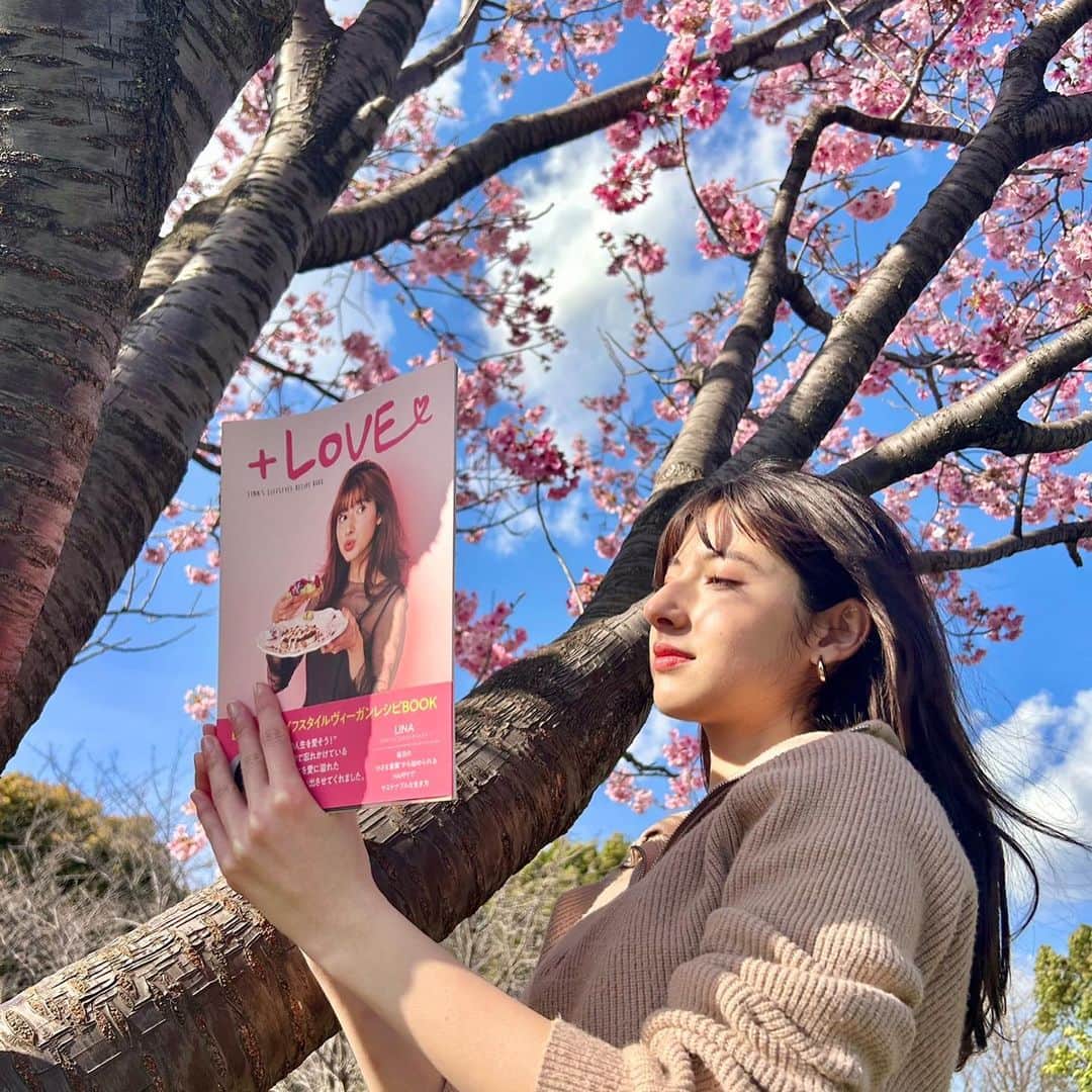 LINA（吉村リナ）のインスタグラム：「𝙈𝙮 𝙛𝙞𝙧𝙨𝙩 𝙗𝙤𝙧𝙣 𝙗𝙖𝙗𝙮 𝙗𝙤𝙤𝙠 『+𝙇𝙊𝙑𝙀』𝙛𝙧𝙤𝙢 𝟐𝟎𝟏𝟗...♥️  ３年ぶりに!!!  @plus_love_official 限定SPECIAL特典付き!!🎁 ライフスタイルレシピBOOK ［＋LOVE ］が再入荷されました!!📕🕊✨  数量限定 & 最終販売です!!   ---✨特典 ✨---  ◉未来リナ直筆サイン  ◉未来リナ直筆ひとことメッセージ (お名前からインスピレーションを受けた、「今届けたい」と感じた言葉が直筆されます）  ◉抽選５名様限定特典！SPECIALツーショット券♡  【未来リナが撮影した桜のチェキ🌸】を受け取った方は、MEET UP イベントの際に【ツーショット券】としてもご活用いただけます♡  ※ MEET UP イベントへご参加される際は、会場受付にて特典チェキをご提示ください。当日、ツーショット券のご使用はお一人様１回までとなります。  -----✨+LOVEとは? ✨-----  毎日の“小さな意識"から始められるHappyでサステナブルな生き方をSNS中心に発信し、 若い世代から絶大の人気を誇る未来リナ(旧名LINA)初のライススタイルレシピBOOK「+LOVE」🌍📕🕊  本書では普段から未来リナさんが実際に作っているフードやスイーツのレシピを中心に、Vegan ライフスタイルに出会ったきっかけや幼い頃の背景、モーニングルーティンやお気に入りアイテム、カフェ、Q&Aなどなど・・・  当時２０歳の未来リナさんの “愛" すべてがこの１冊に詰まっています✨  私たちの少しのチョイスが地球や世界全体へのHappyに繋がることを願って—。  〜　〜　〜　〜　〜　  ＊2023年今現在 : 未来リナは100%Veganの食生活からより柔軟性をもったPlant-based /Flexitarian の食事・生活習慣をおくる選択をとっていますが、本書で紹介しているVeganレシピ & マインドの持ち方からは元々「あなたもVeganになろう！」というような偏ったメッセージとは異なる、誰でも気楽に楽しめるBOOKとなっております✨   その他詳細は @plus_love_official ショップをご覧ください♥️  Thank you endlessly  Love,」