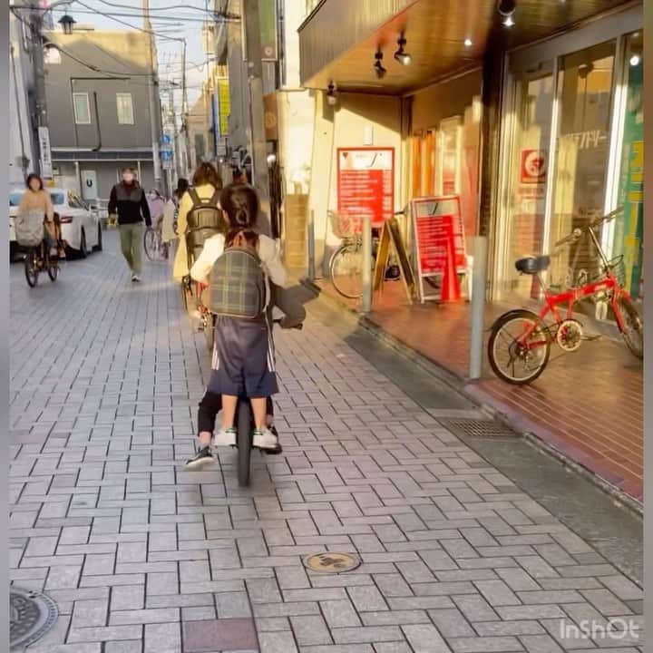 のインスタグラム：「保育園帰り、帰郷後1ヶ月ぶり久々会えた仲良しご近所の、 娘の進学する小学校の2年生のお友達男子ー❤️ ほんと、仲良いというかは 男の子たちが、ちょっと変わった娘にほんとに優しい❤️ いつもありがとう❤️娘が小学校入学したら、宜しくね〜！  #娘6歳9ヶ月」