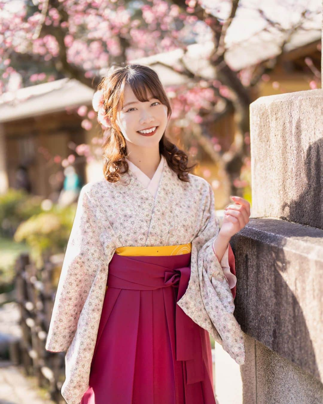 齋藤佳穂のインスタグラム：「🌸🌸🌸  : :  📸@km0607  👘@rentalkimonookamoto  #京都 #京都桜  #着物レンタル #着物レンタル京都 #レンタル着物岡本 #被写体 #被写体モデル #双子コーデ #着物ヘア #kyoto #kyotojapan #河津桜 #袴 #袴レンタル #ポートレート撮影 #portraitphotography」