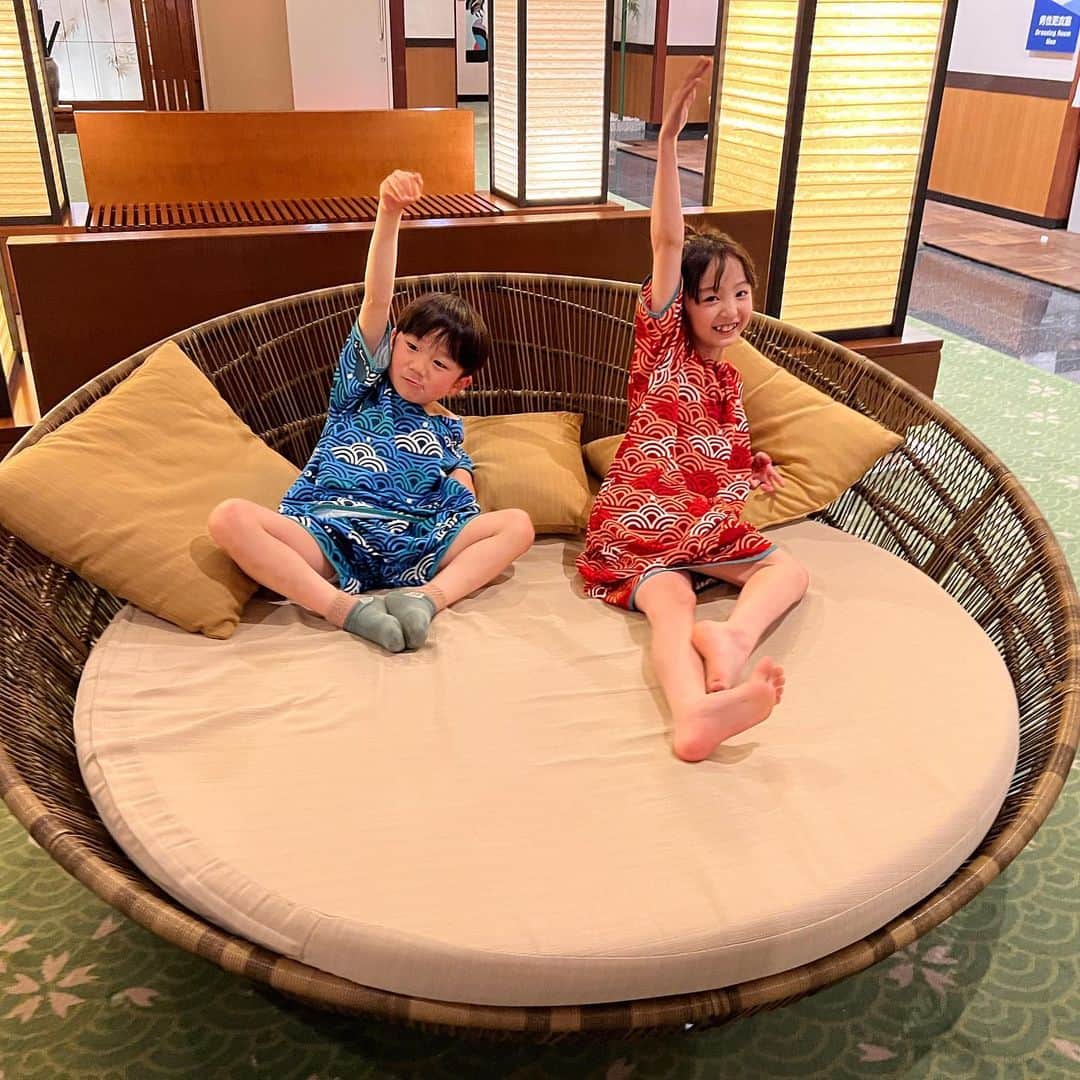 のインスタグラム：「. 毎年恒例の私の家族との旅行✈️ . 今回は @mmma_ki るのちゃんも一緒には初💓 . . 食べて遊んで楽しい2日間だったね🥰 . . 今年の夏あたりも旅行行きたいな〜💓 . . おすすめありますかー？🥰 ウィークリーマンションでも借りて子どもたちとのんびりして 後からパパ合流もありだな〜💓 . . . #家族旅行」