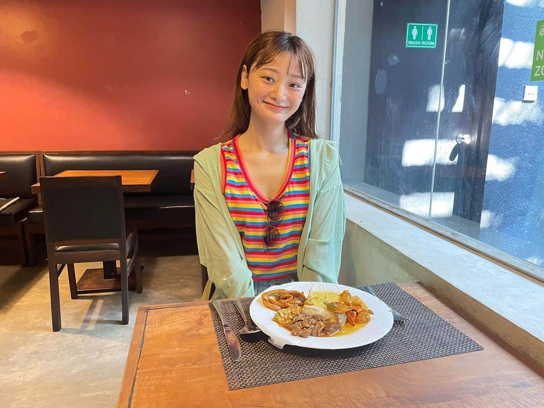 内田美麗（麗奈ゆう）のインスタグラム：「最後はスリランカカリーで締めよう🇱🇰🍛  Google検索でおすすめのスリランカカリーを調べたらここに行きついたよ☺️  色んなルーがあって好きなものを好きなだけシステム🌱  とりあえず美味しそうな5種類にしました！  美味しかったけど、 冷めてたの笑  初めて食べるスリランカカリーだから記念に食べる瞬間を撮っていたの笑 動画が３枚目にあるので良かったら見てね笑  旅動画はリールではなくストーリーで上げようと思っているよ✨☺️ 気長に待っててね〜！！  スリランカまた行きたいなー🇱🇰☺️💓  #スリランカ#srilanka#一人旅#一人旅女子 #一人旅行#海外旅行#海外一人旅 #コロンボ#colombo #スリランカカリー#srilankacurry」