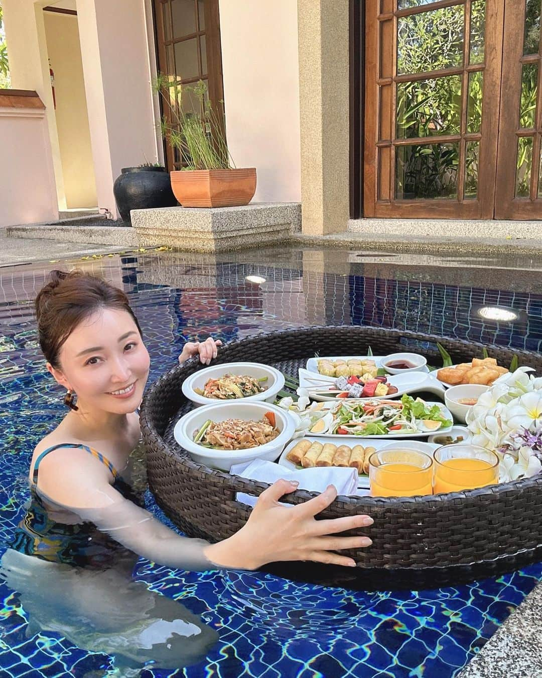 白石明日香のインスタグラム：「タイ朝食🇹🇭 バンヤンツリー、お食事美味しいです☺️ 今日もたっぷり観光しました🦣🐅🕊  #ブレア #ブレア銀座 #blair #クラブ #明日香vlog #vlog #YouTube #プーケット #phuket #社員旅行 #像 #banyantreephuket #バンヤンツリープーケット #朝食」