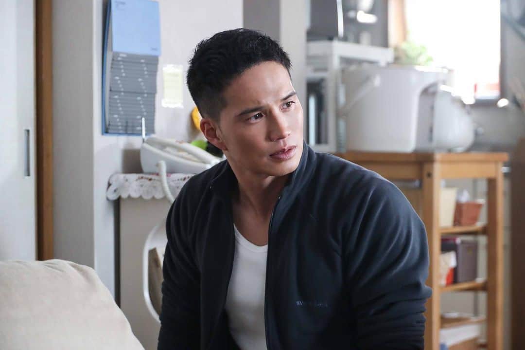 市原隼人のインスタグラム：「【フジテレビ開局65周年特別企画】ドラマ『風間公親－教場0－』の第1話にゲストとして参加させていただきました。  今作品の中で溢れ出る感情を抑えきれずに涙が止まらなく、NGを出してしまう事がありました。　 愛してやまない娘がそばにいるのに孤独を感じてしまう過去を背負った男の拭いきれない悔しさを感じながら現場に立つ事は言葉に表せないほどに苦しかったです。そんな男が正義への概念を崩された先に辿り着く所は何なのか？ そして、秩序と向き合う風間が何故教官になったのか？紐解かれていく展開をお楽しみ下さい。  撮影の最後に娘役の山田詩子ちゃんからいただいた、お手紙は宝物です。空き時間にお絵描きボードでクイズを出しあったり、漢字のお勉強したり、しりとりしたり…きっと詩子ちゃんより、僕の方が何倍も逢うのを楽しみにしていました。沢山話したり遊んでくれて本当にありがとう♪屈託のない無垢な笑顔がたまらなく大好きだよ。 いつも、お子様から学ぶ事が沢山あります。可能性に溢れる子供達にとって素敵な時間が増える事をいつどんな時も願っています。  ※フジテレビ系 にて【4月10日(月)午後9時〜(初回30分拡大)】の放送をお楽しみ下さい。  #ドラマ #教場 #フジテレビ #1話ゲスト出演」