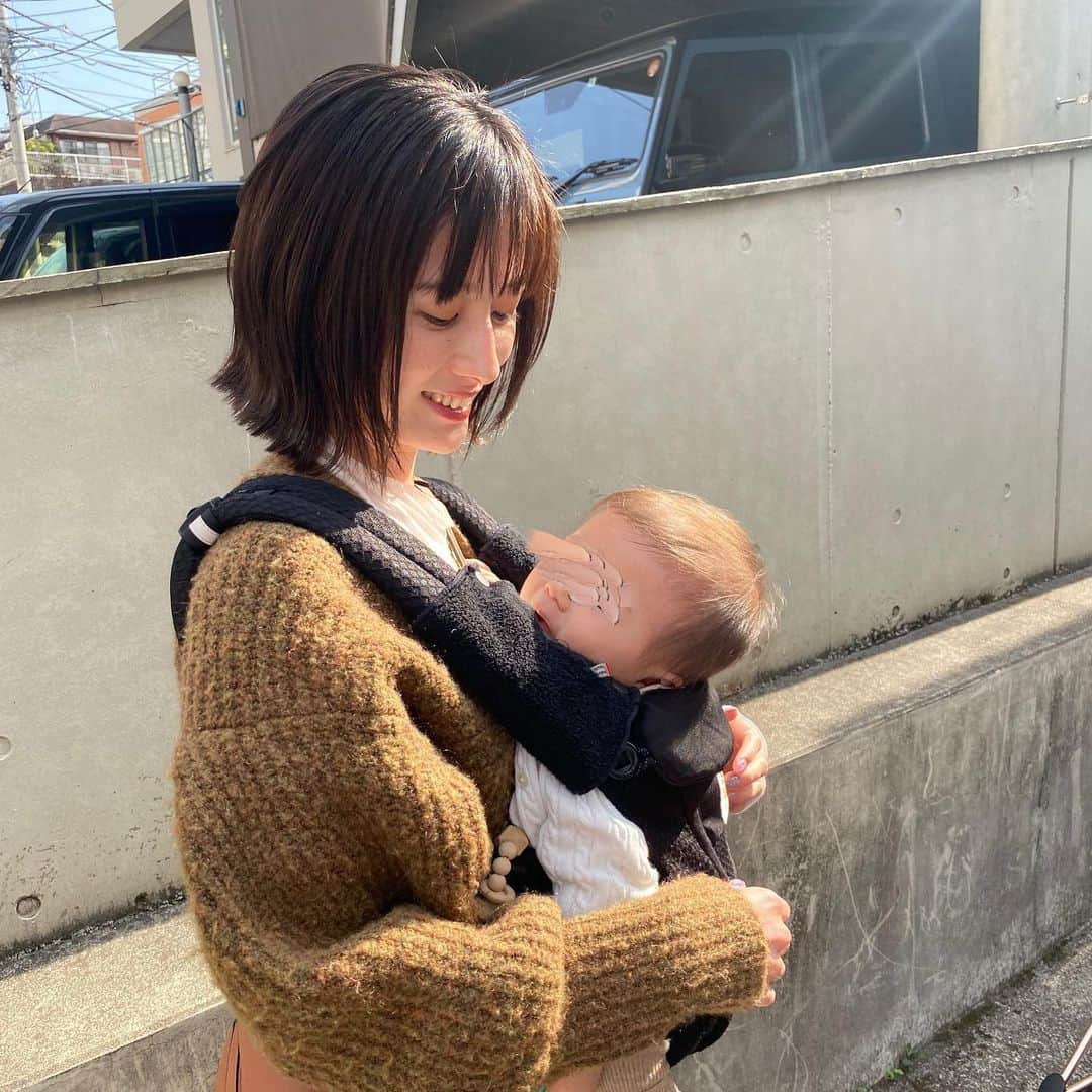 立澤香奈のインスタグラム：「伸びてきた地毛の色に 合わせてカラーしてもらいました🌿これでも髪伸びた✌︎笑 暗髪にしてまた服選ぶのも楽しくなった〜☺️  今回もありがとう🥹 @aipecochan   #暗髪ボブ#黒髪ボブ#ママヘア#ボブアレンジ#ボブ#子連れ美容院」