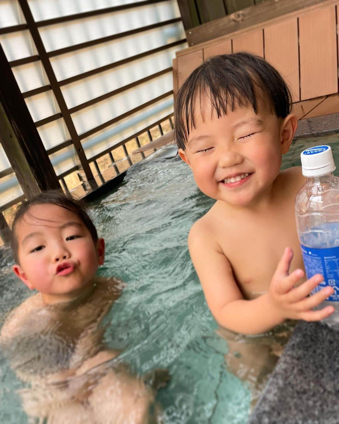 渡部太基のインスタグラム：「.  蓮旺👦卒園おめでとう旅行 お姫👼産まれて初めての旅行 真晴🍄やっぱきのこだね旅行 ママ👩いつもありがとう旅行 パパ👨試合なに負けてんねん旅行 でした✌️ #みんないつもありがとうの旅」