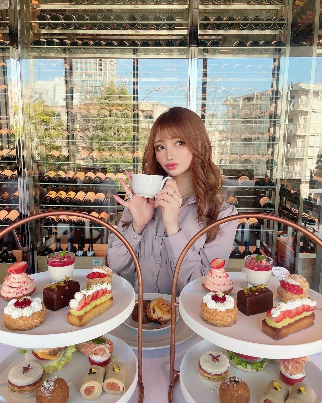 のインスタグラム：「おしゃアフタヌーンティー🫖💓  @illupinoprime_tokyo で アフタヌーンティーしてきたよ♡  ここのアフヌンクオリティ高すぎて びっくりした🥹🥹🍓💗💗💗！  ご飯系も多くて、それも全部レベル高くて 美味しかった！トリュフとか使ってたり🙈  スイーツも本格的で凝った味だった🧁❤️  店内もおしゃれで高級感あるから デートにもぴったりだったよ💋♪  ぜひ行ってみてねー🫶🏻⭐️  @illupinoprime_tokyo  . . . #illupinoprimetokyo #アフタヌーンティー #アフタヌーンティー東京 #アフタヌーンティー巡り #アフヌン #青山カフェ #外苑前カフェ #表参道カフェ #アフタヌーンティー部」