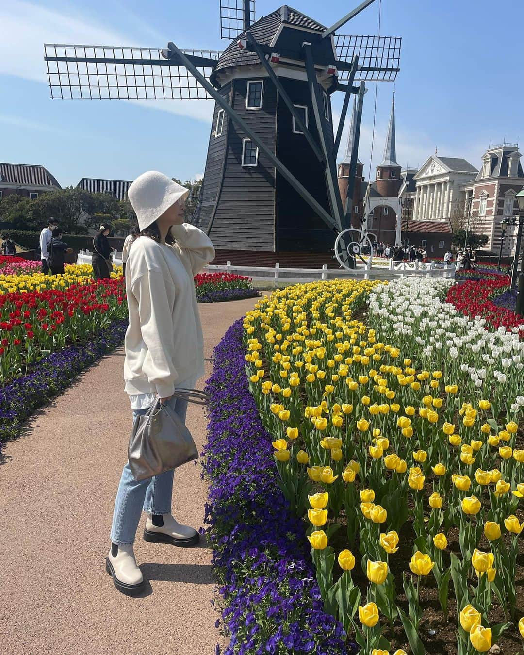 山下奈々美さんのインスタグラム写真 - (山下奈々美Instagram)「チューリップが好きでハウステンボスへ🏰🌷 お天気も良くて園内も素敵で癒された〜🌷 来年育ててみよかな🥺🫶🌷 焼物や美術にも興味があるけど、奥が深くってお子ちゃまにはまだまだお勉強が必要です🤤。、  #ハウステンボス #チューリップ #🌷 #長崎 #佐世保 #nagasaki #sasebo」3月20日 21時47分 - nanami_yamanana