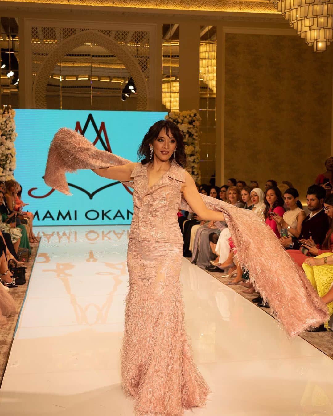 浅井香葉子さんのインスタグラム写真 - (浅井香葉子Instagram)「ドバイ🇦🇪Tiffany's Fashion  Weekにて開催されました @tiffanyfashionweekparis  ⁡ 「MAMI OKANO 」の レッドカーペットドレスコレクション ランウェイデビュープロジェクトin Dubai @mamidress2022  @mami.beautylife.monaco  ⁡ 昨年のParisへ続き モデルで歩く美しき女性5名の ⁡ ランウェイウォーキング指導を 担当させて頂きました✨ ⁡ 今回のモデル5名はなんと 私の主宰する MUSEL Walking & Life Academy ライフシフトウォーキング講座の 全員が受講生✨ @muselwalk  ⁡ 生徒さん達と同じステージを歩けるなんて 私にとっても特別な舞台となりました✨ ⁡ ⁡ つづく  @e_s_a_m_a_28  @la.luce_sachihana  @mee.morita  @a_yasu2020  @miyuki_grenadier  ⁡ 次回は5月のモナコ🇲🇨 ランウェイプロジェクト 個人説明会はDMからお繋ぎします  〜歩き方次第で世界が変わる〜  全ては自分と向き合うことから ⁡ ＿＿＿＿＿＿＿＿⭐︎＿＿＿＿＿＿＿ ⁡ 「在り方・歩き方・魅せ方」で あなたの存在そのものを輝きに導く MUSEL Walking & Life Academy ⁡ 👠レッスン申込みは @asaikayoko プロフィールURLから ⁡ 👠LINE公式でレッスン案内しています。お友達登録してね ⁡ 〜歩く力で世界を変える〜 「WALK on EARTH」PROJECT @walk.on.earth.project  ⁡ 世界中の人が年齢・性別・環境に捉われず 自分を輝かせ地球の大地を歩き 豊かな人生を送る世界の実現🌏 ⁡ #ランウェイモデル #ドレスショー #浅井香葉子 #lifeshiftwalking #ライフシフトウォーキング #ウォーキング講師 #ウォーキングレッスン #ハイヒールウォーキング #ウォーキングレッスン東京 #walknista #ウォークニスタ #muselwalk #walkonearthプロジェクト」3月20日 21時47分 - asaikayoko