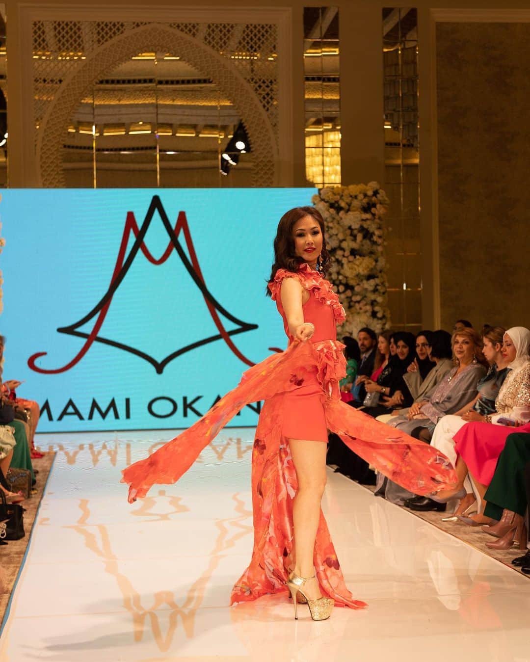 浅井香葉子さんのインスタグラム写真 - (浅井香葉子Instagram)「ドバイ🇦🇪Tiffany's Fashion  Weekにて開催されました @tiffanyfashionweekparis  ⁡ 「MAMI OKANO 」の レッドカーペットドレスコレクション ランウェイデビュープロジェクトin Dubai @mamidress2022  @mami.beautylife.monaco  ⁡ 昨年のParisへ続き モデルで歩く美しき女性5名の ⁡ ランウェイウォーキング指導を 担当させて頂きました✨ ⁡ 今回のモデル5名はなんと 私の主宰する MUSEL Walking & Life Academy ライフシフトウォーキング講座の 全員が受講生✨ @muselwalk  ⁡ 生徒さん達と同じステージを歩けるなんて 私にとっても特別な舞台となりました✨ ⁡ ⁡ つづく  @e_s_a_m_a_28  @la.luce_sachihana  @mee.morita  @a_yasu2020  @miyuki_grenadier  ⁡ 次回は5月のモナコ🇲🇨 ランウェイプロジェクト 個人説明会はDMからお繋ぎします  〜歩き方次第で世界が変わる〜  全ては自分と向き合うことから ⁡ ＿＿＿＿＿＿＿＿⭐︎＿＿＿＿＿＿＿ ⁡ 「在り方・歩き方・魅せ方」で あなたの存在そのものを輝きに導く MUSEL Walking & Life Academy ⁡ 👠レッスン申込みは @asaikayoko プロフィールURLから ⁡ 👠LINE公式でレッスン案内しています。お友達登録してね ⁡ 〜歩く力で世界を変える〜 「WALK on EARTH」PROJECT @walk.on.earth.project  ⁡ 世界中の人が年齢・性別・環境に捉われず 自分を輝かせ地球の大地を歩き 豊かな人生を送る世界の実現🌏 ⁡ #ランウェイモデル #ドレスショー #浅井香葉子 #lifeshiftwalking #ライフシフトウォーキング #ウォーキング講師 #ウォーキングレッスン #ハイヒールウォーキング #ウォーキングレッスン東京 #walknista #ウォークニスタ #muselwalk #walkonearthプロジェクト」3月20日 21時47分 - asaikayoko