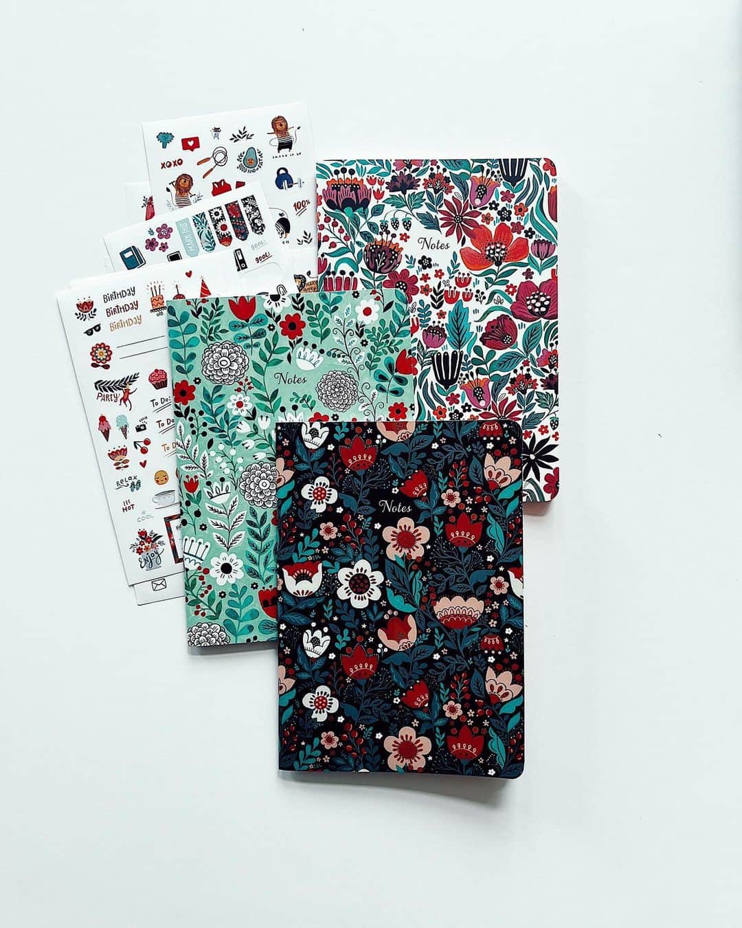 Dinara Mirtalipovaのインスタグラム：「Happy first day of spring!  It’s giveaway time 🌿  I’m excited to show my new non-dated collection of High Note® Stationary, published by @sellerspublishing. It includes Personal Planning Notebook, Journal, List Pad, Stickers & Notebook Set.  To celebrate the launch, Sellers Publishing is giving away TWO of these sets to TWO lucky and randomly drown U.S. winners.   To enter the drawing, name one thing you ALWAYS forget to get from your grocery list 😄 do you even make lists? For me it’s always the Olive Oil, so many times I return from a grocery store only to realize I got no oil to cook with.  Tagging a friend and following my account is not required! I only want real people who like to follow me for my work, not because a giveaway made them.  **Giveaway is U.S. only. No purchase necessary. Void where prohibited. Enter by 11:59 PM PST on March 26, 2023. Winners will be contacted from the @mirdinara and @sellerspublishing accounts ONLY, please do not engage with any spam accounts. This promotion is in no way sponsored, endorsed, administered by, or associated with Instagram.  #sellerspublishing #highnotecollection #mirdinara #dinaramirtalipova #mirdinaraplanners」