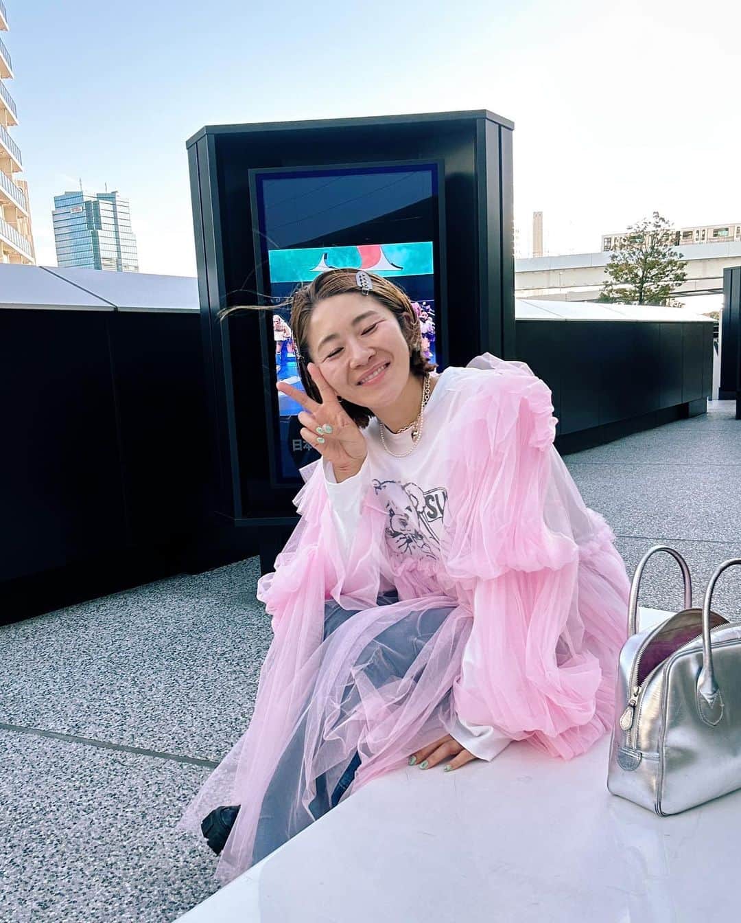 Little Sunny Biteさんのインスタグラム写真 - (Little Sunny BiteInstagram)「i am too happy to exist in the same planet as Björk. the show was indescribably amazing🥹  I feel like I'm still dreaming 💓💓💓　 髪の毛ぴろーんとなってる😂」3月20日 22時02分 - littlesunnybiteyoppy