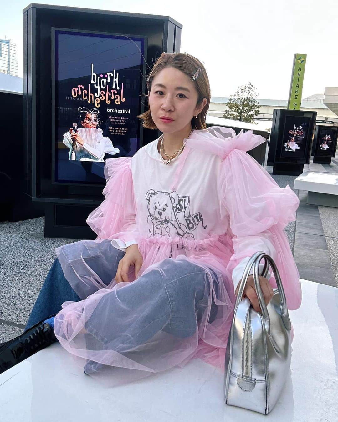 Little Sunny Biteさんのインスタグラム写真 - (Little Sunny BiteInstagram)「i am too happy to exist in the same planet as Björk. the show was indescribably amazing🥹  I feel like I'm still dreaming 💓💓💓　 髪の毛ぴろーんとなってる😂」3月20日 22時02分 - littlesunnybiteyoppy