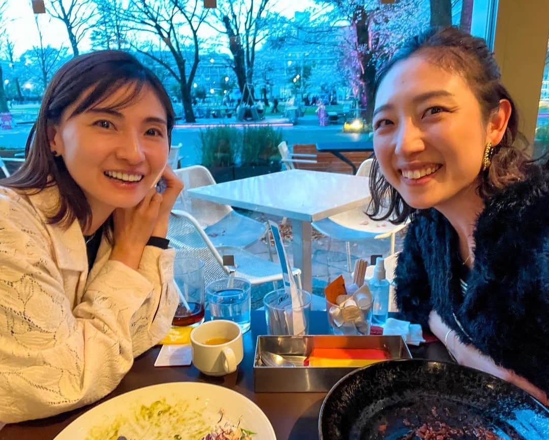 のインスタグラム：「紗江さんと初めてランチ✨ @izumisae_official   こうしてちゃんとお話しさせて頂いたのが初めてだなんて信じられないくらい、最初からマシンガントークで軽く4時間越え。笑 驚くほどの共通点と、私が今聞きたかった言葉が沢山。 あーもっと早く話したかったーと思うと同時に「今」だったんだなーと。 帰りながら思うのは、もう会いたいーっ！  濃ゆい時間すぎて、ランチの味も覚えてないな🤣笑 紗江さん、ありがとうございました♥️ . . #貴重な時間」