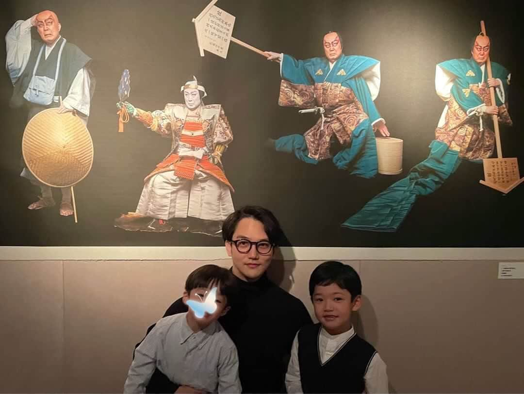 中村歌昇 さんのインスタグラム写真 - (中村歌昇 Instagram)「「鍋島徳恭写真展　二代目 中村吉右衛門」 に行って参りました！  写真のはずなのに、どの写真も大きく大きく感じ、おじさまの匂いがして。何とも言えない気持ちになりました。 長男は大蔵卿と貞任、仁木弾正が好きだそうで、次男は五右衛門の宙乗りに興奮してました。 明日21日まで！まだ行っていない方は是非！ 明日21日の最終日は17時までとなっているそうですのでご注意下さい。 #中村吉右衛門 #鍋島徳恭写真展 #セイコーハウス銀座ホール  #ちなみにこの写真は撮影スポットで撮りました #播磨屋 #中村種太郎 #中村秀乃介 #photography  #kabuki #歌舞伎 #中村歌昇」3月20日 21時59分 - kasho_nakamura