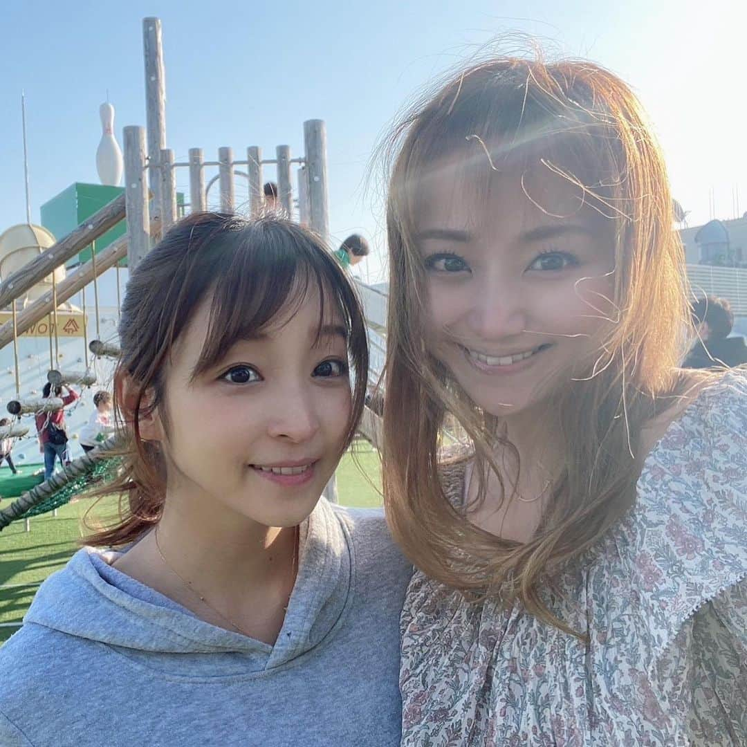 くぼたみかのインスタグラム：「この前大好きなゆりっちが新居に来てくれました❤️久々に2人で会えて(子供達はいたけどね)色々話せて、改めてもう好きーってなった🥺🥰お互い子育て忙しくて会える頻度は自然と減ってるけど、会うと心が潤う存在❤️大切な人との時間って、やっぱり頑張ってでも作らないとすぐに過ぎてしまうから気をつけないとね。  子供たちも成長して少しずつ一緒に遊べるようになってきました☺️この前まで赤ちゃんだったゆりっちの息子くんがうちの娘とめちゃ遊んでくれて可愛いことに🥹妹ちゃんは何しててもいつもニコニコで癒ししかない😭  心のこもった引っ越し祝いもいただいて、ゆりっちはうちの夫とワイン飲んで、幸せな日だったぁー😍」