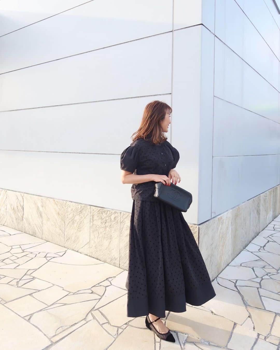 Mai Wakimizuのインスタグラム：「全身ドット♡サンプル写真を載せた時から今もずーっとお問合せのあるドットセットアップ。ブラウスのお袖とスカートの裾に使ったハリのある生地がドットデザインとパーフェクトな相性で、可愛さの中にフォーマルさがプラスされた高級感ある一枚に♡(6枚目分かりやすい！)お袖のポワンが本っ当に二の腕を華奢に見せてくれて、撮りながらカメラマン真加と一緒に感動だった♡笑 ミニマムな襟も新鮮で好きだし、スカートのシルエットもしっかりボリュームあって大満足だし、これは是非セットアップで来て欲しい！オケージョンにも行けます＼(^o^)／ #wakkinstyle tops&skirt:#linkable @linkable_official(今週23日発売予定)」