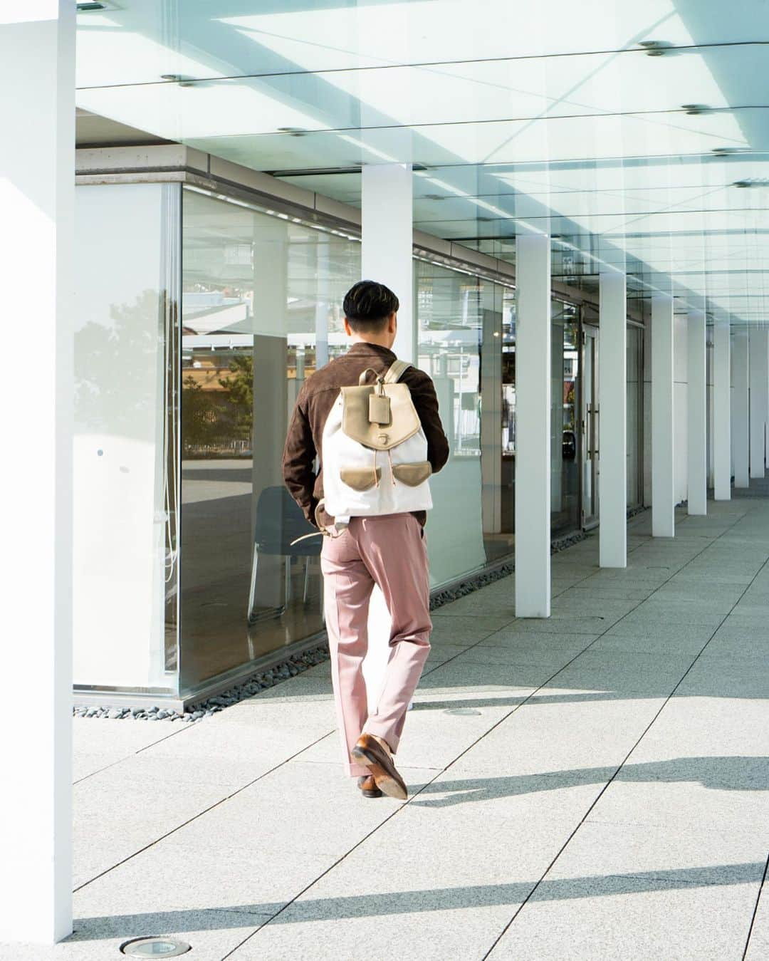 高田朋佳さんのインスタグラム写真 - (高田朋佳Instagram)「Spring attire.  柔らかい色合いも春の気分。  #springattire #springstyle #menswear #mensfashion #letherjacket #backpack #mensbag」3月20日 22時04分 - tomoyoshi_takada