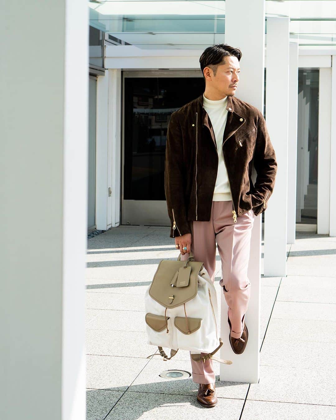 高田朋佳のインスタグラム：「Spring attire.  柔らかい色合いも春の気分。  #springattire #springstyle #menswear #mensfashion #letherjacket #backpack #mensbag」