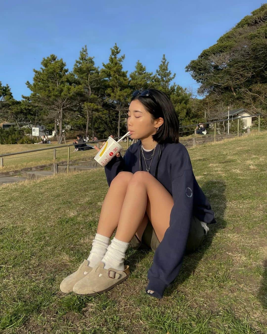 yuikoのインスタグラム：「logo sweatネイビーも可愛い🦋♡ @suwdee_official  #suwdee#suwdeesnap  首から下げてるモバイルストラップは @delife.tokyo 🪄」