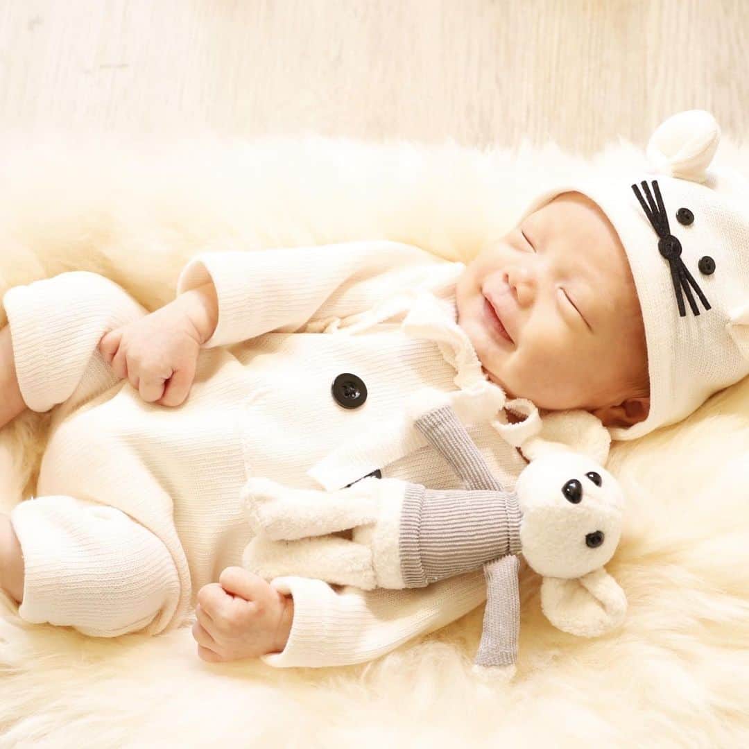 三浦雄也のインスタグラム：「立ち会い出産後、初めて会えました！ 明日からまた頑張れる！  #セルフニューボーンフォト  #赤ちゃん #卯年 #とりあえずネズミも」