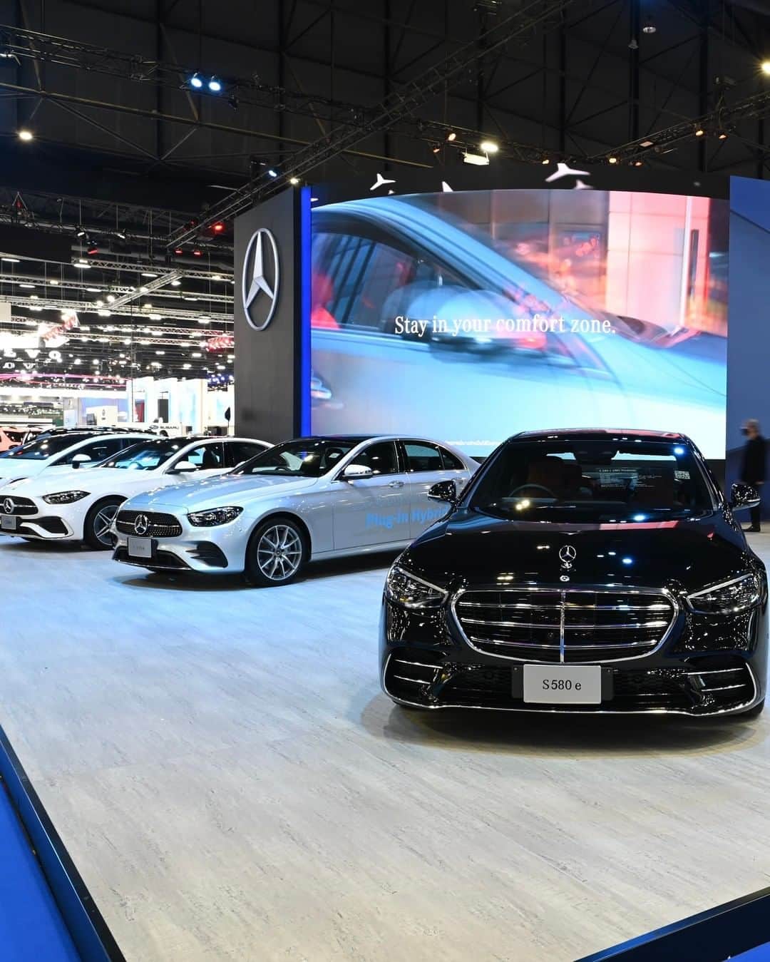 Mercedes-Benz Thailandさんのインスタグラム写真 - (Mercedes-Benz ThailandInstagram)「เตรียมพบกับบูธ Mercedes-Benz A19 ในงาน Bangkok International Motor Show 2023 ก้าวสู่อนาคตผู้นำยานยนต์ ‘Ambition to Lead’ ไปพร้อมกัน  ในงานนี้คุณจะได้พบกับยนตรกรรม และวิสัยทัศน์ของการขับขี่มิติใหม่ไปกับรถไฮไลท์มากมาย  ✨🤍 ผู้นำแห่งยนตรกรรมอเนกประสงค์ไฟฟ้าเต็มรูปแบบ 5 ที่นั่ง เหมาะกับทุกไลฟ์สไตล์ ตอบโจทย์ทุกการเดินทางกับ The new EQB 250 AMG Line  🔋⚡️ ผู้นำแห่งยนตรกรรมระบบไฟฟ้า Plug-in Hybrid  Mercedes-Benz C 350 e AMG Dynamic 🔥🚘 ผู้นำแห่งยนตรกรรมของความแข็งแกร่งและแรงเหนือใคร Mercedes-AMG G 63  📍 วันที่ 22 มีนาคม - 2 เมษายน 2566  ที่บูธ  Mercedes-Benz #A19 ณ อิมแพ็ค ชาเลนเจอร์ ฮอลล์ 1 เมืองทองธานี   *อุปกรณ์บางส่วนในภาพอาจแตกต่างจากที่จำหน่ายจริง โปรดตรวจสอบรายการอุปกรณ์ของรถยนต์แต่ละรุ่นที่ผู้จำหน่ายฯ อย่างเป็นทางการทั่วประเทศ   #AmbitionToLead #Motorshow2023 #MercedesBenz #MercedesBenzThailand」3月20日 22時08分 - mercedesbenzthailand