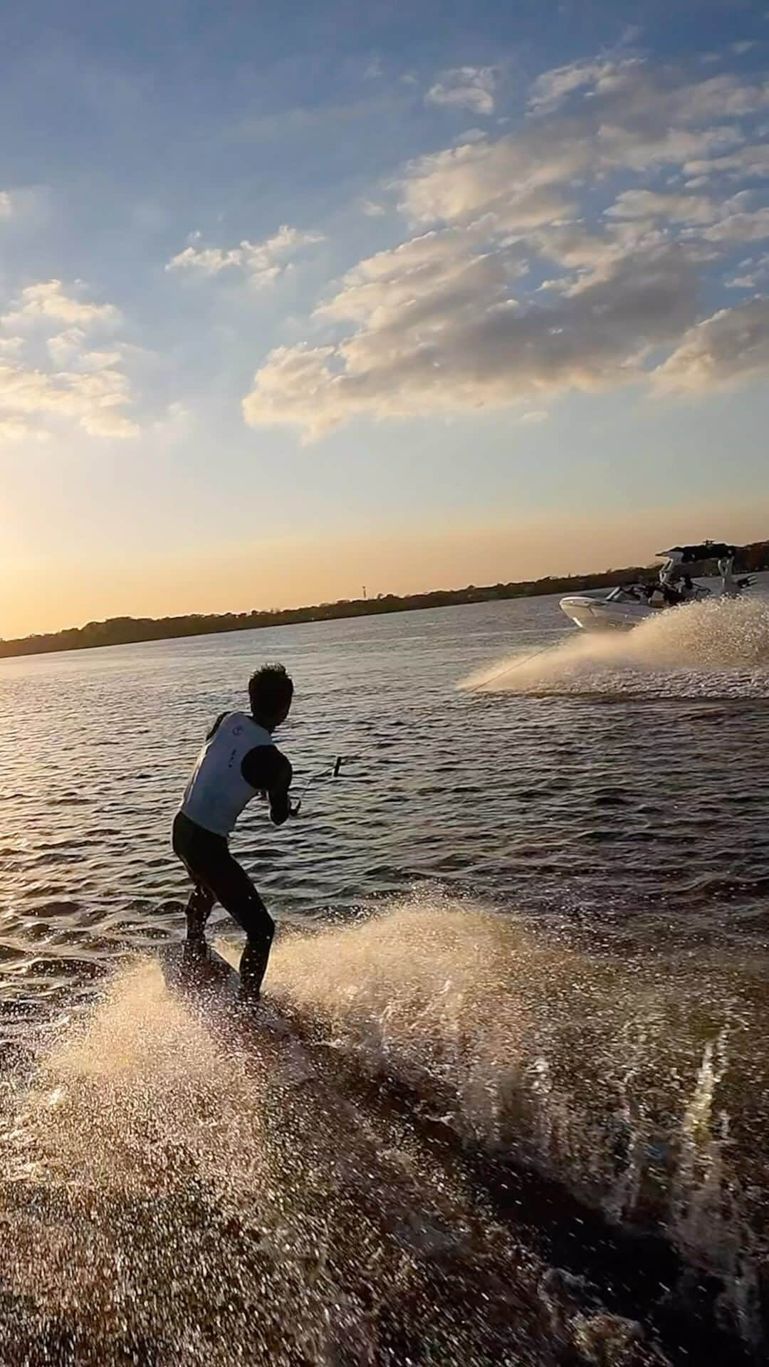 手塚翔太のインスタグラム：「WHO’s ready for the summer😎🔥 Little sunset clip with my @supra_boats #SA550 ⚪️⚪️⚪️  📹: @agarabaghi」