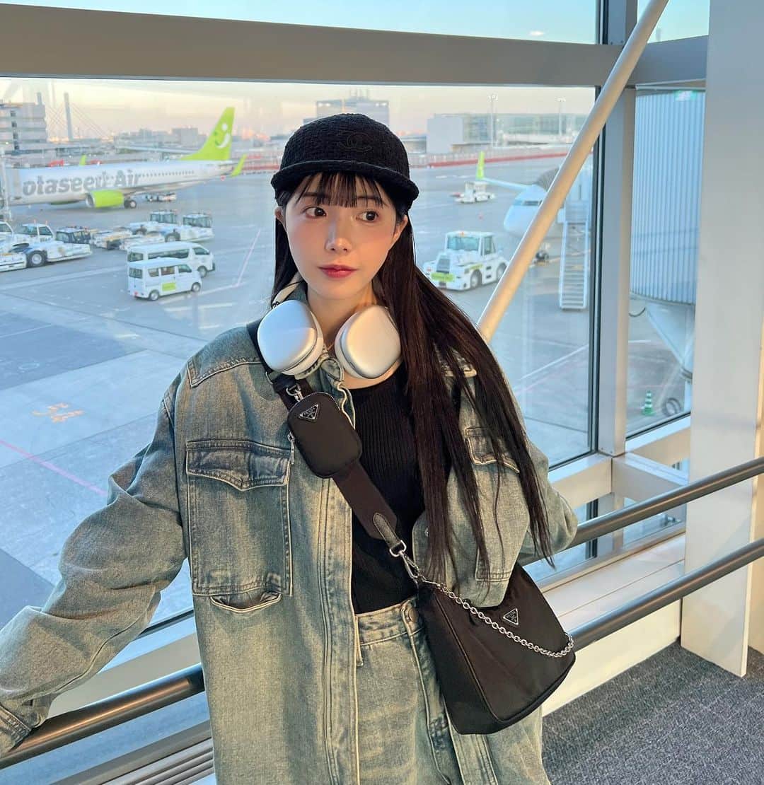 えみ姉のインスタグラム：「朝4時起きで 6時半頃飛行機に乗る前のえみこです。笑 ㅤ １日10時間寝るから(寝すぎな) 4時間睡眠の今日眠すぎて仕事終わった瞬間 ホテルでバタンキューして今起きた...😪 ㅤ @miney.mobile.order のセットアップ 可愛くて楽ちんでお気に入り〜♡♡ ㅤ」