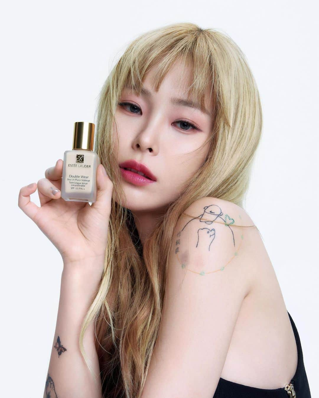 Heizeさんのインスタグラム写真 - (HeizeInstagram)「#광고  ESTEELAUDER X Heize ✨🖤✨✨🖤🖤✨🖤  에스티로더(@esteelauderkr)와 함께한 다채로운 더블웨어룩이예요.   저에게 더블웨어파운데이션은, 낮에도 밤에도 나의 모습에 자신감을 더해주는 아이템이기에 여러분들께 이렇게 소개할 수 있어서 기뻐요 🖤🖤🖤  다양한 제품들 에스티로더 공식 사이트에서 확인하실 수 있어요!  #에스티로더#DoubleWear #MyDoubleWearStory #더블웨어파운데이션  @esteelauderkr」3月20日 22時12分 - heizeheize