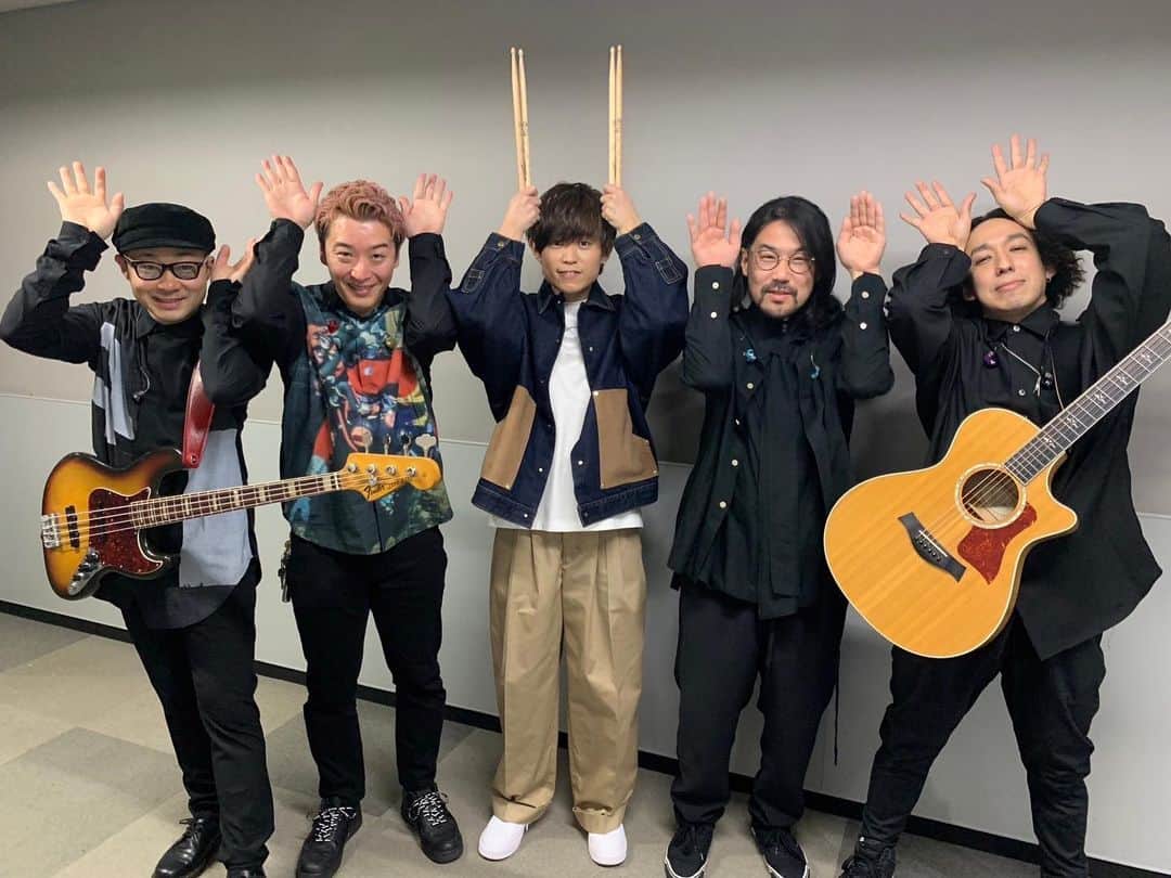 Tani Yuukiのインスタグラム：「CDTVライブライブ⚡️ 2時間スペシャルありがとうございました！ yeah!してくれたかい？ ライブでもやるよ〜🐇❤️‍🔥 聴きながら予習しておいてくれい！  そんでもって今日も先輩が来てくれたぜい 今日は麻雀に誘われたぜい🀄️  @cdtv.tbs6  #CDTVライブライブ #TaniYuuki_ワンダーランド #たにゆうり #ゲームの中ボス感」